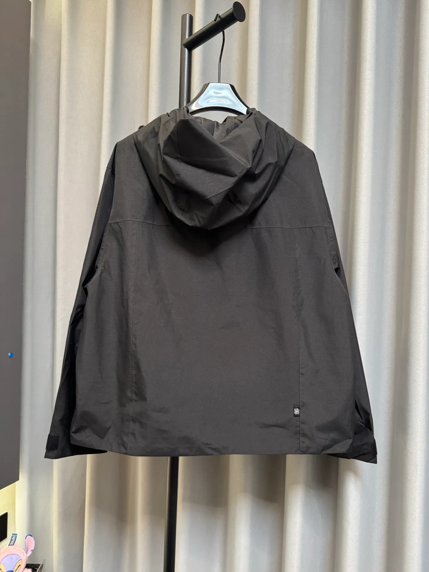 [Premium Reproduction] KOLON/KOLON SPORT 26fw New Arrival 2L Short Soft Shell Jacket Loose Waterproof Windproof Wear-Resistant Breathable Jacket (Black) Originally developed by b. The top version of this women's jacket is made of polyester fabric with waterproof, windproof, and Wear-Resistant properties. It is equipped with a waterproof zipper. The hood, cuffs, and hem are adjustable and have a loose fit. It is suitable for summer outdoor scenes and can also be used for daily commuting. It not only meets the needs of basic outdoor protection, but also has a dazzling color design, taking into account both practicality and appearance. It is suitable for women who pursue professional outdoor functions and value the dressing effect. It is positioned as a practical model that takes into account both outdoor and daily life. Look for the version. Size：xs/s/m/l/xl